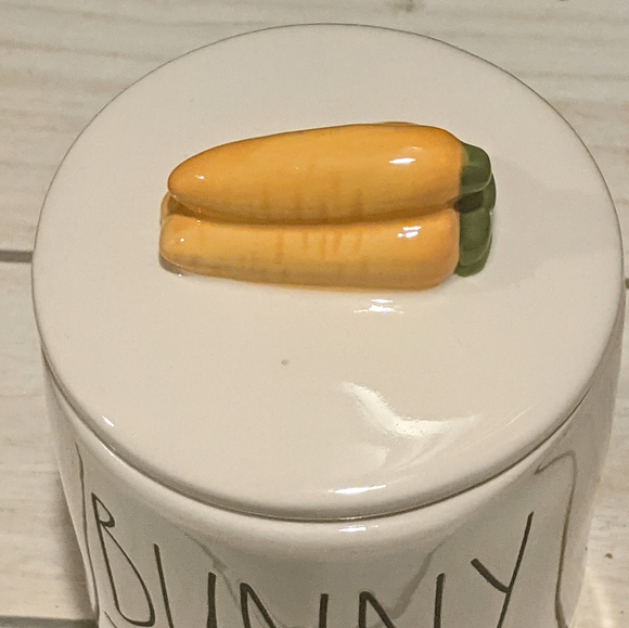 Rae Dunn "BUNNY TREATS" Carrot Cake Scented 13.2 oz Easter Candle - Picture 4 of 7